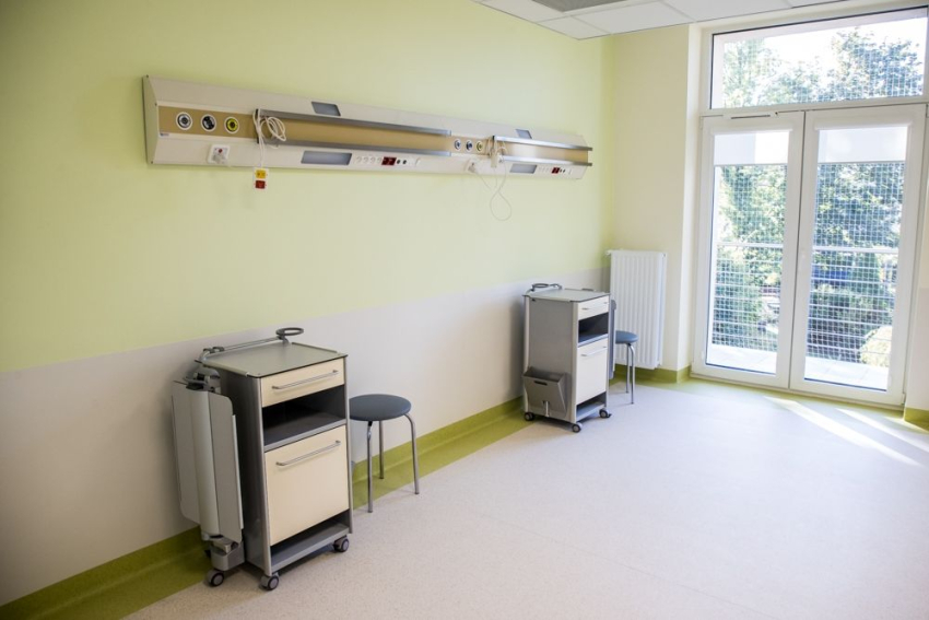 Fragment wyremontowanej sali szpitalnej.