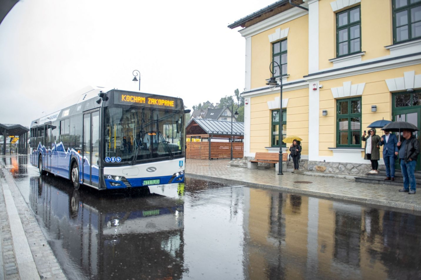 Autobus stoi przed nowym budynkiem dworca autobusowego w Zakopanem. Deszczowy dzień.