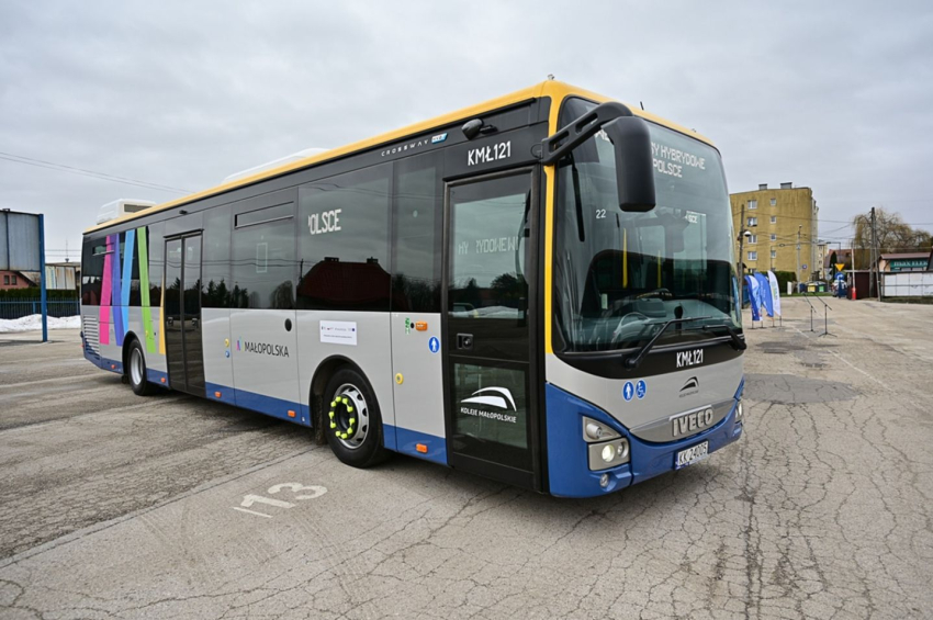 Nowy autobus w kolorach: srebrno, żółto, niebieskim z logo Małopolska.