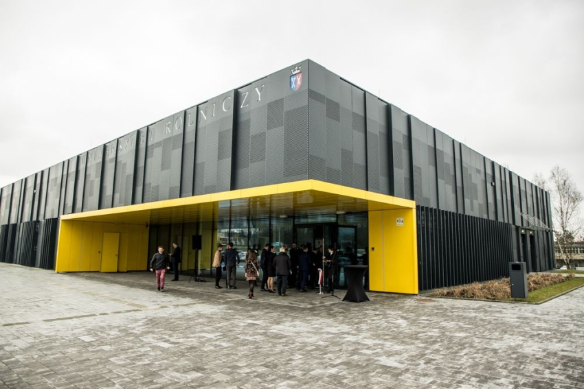 Nowoczesny budynek z napisem Uniwersytet Rolniczy