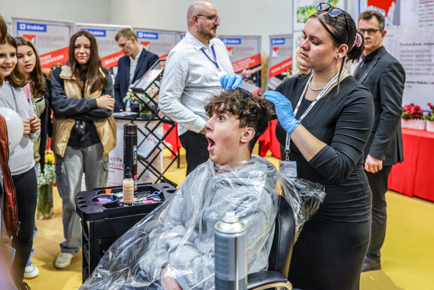 Stoisko fryzjerskie w hali na Festwialu zawodów.