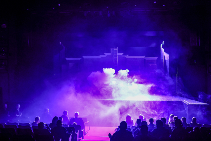 Scena teatralna , z której unosi się dym jako efekt specjalny dla widowni.