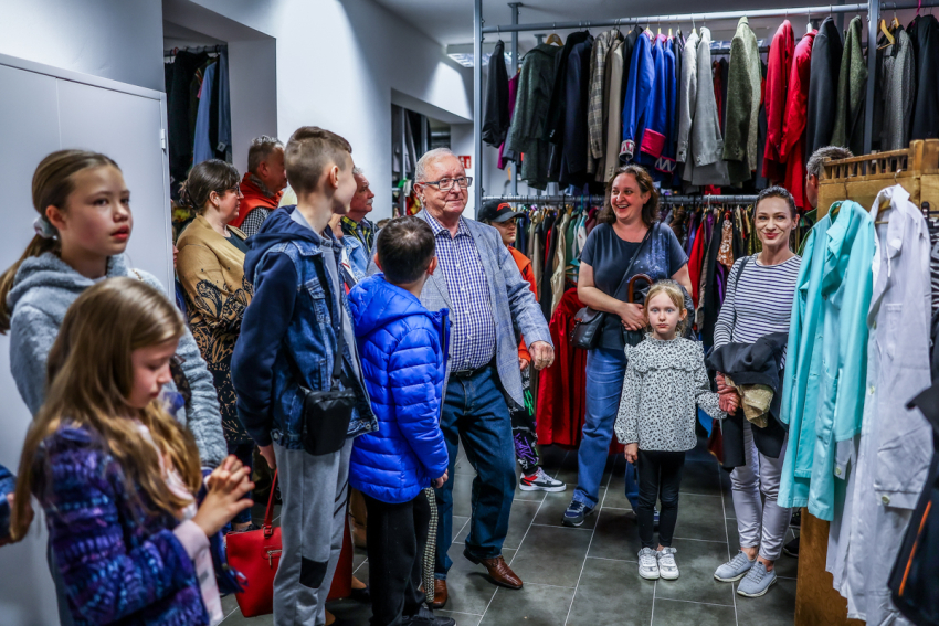 Grupa osób w róznym wieku , w garderobie teatralnej.