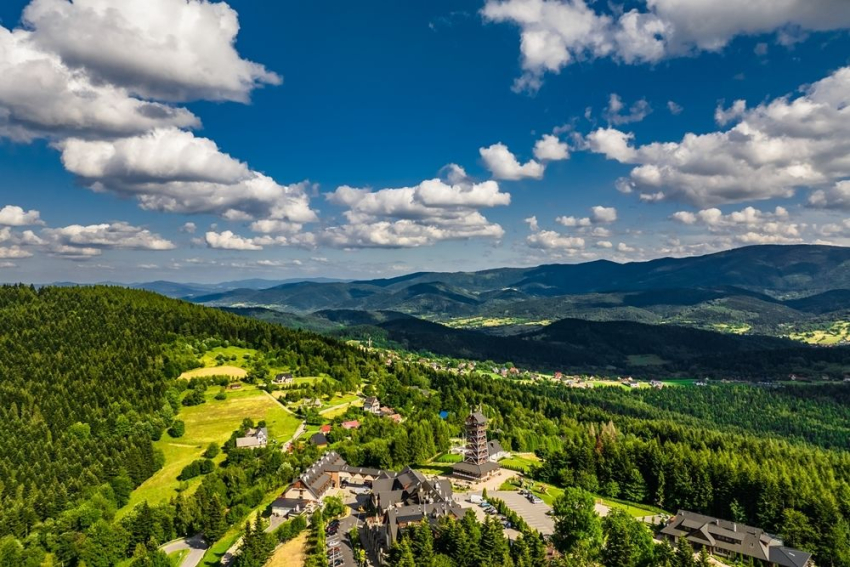 Widok wioski z lotu ptaka.