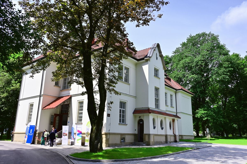 Nowy biały budynek na terenie parku.