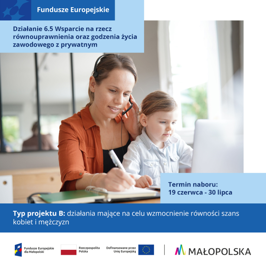 Mama siedzi i trzyma swojego synka na kolanach