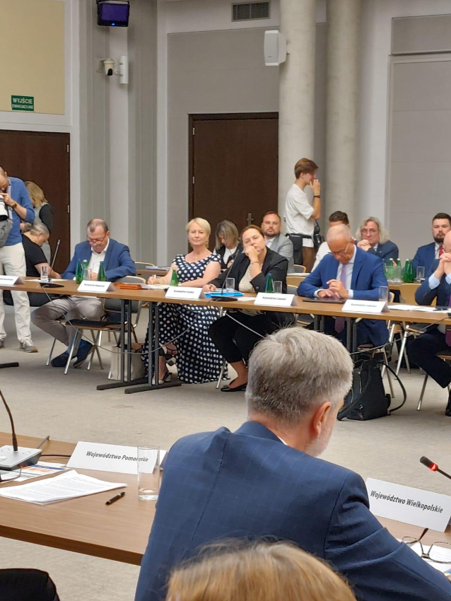 Członkowie spotkania w trakcie rozmów.