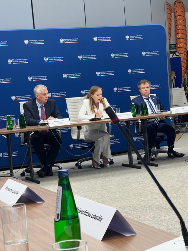 Kobieta przemawia do mikrofonu.