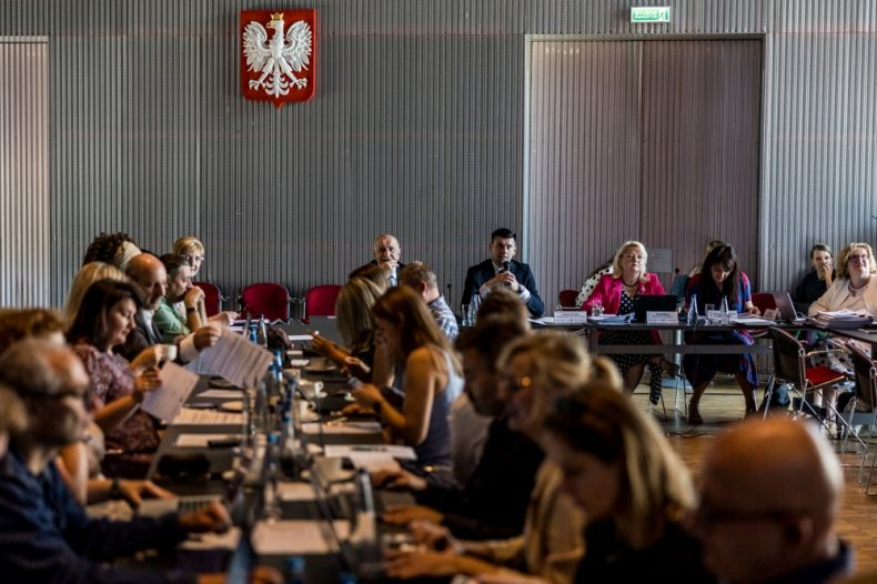 Posiedzenie w sali konferencyjnej.