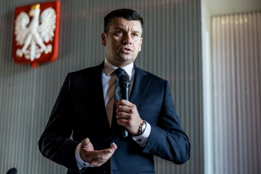 Marszałek Małopolski przemawia do mikrofonu.