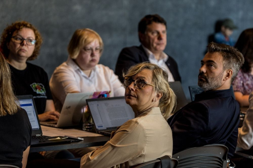 Członkowie posiedzenia przy laptopach.