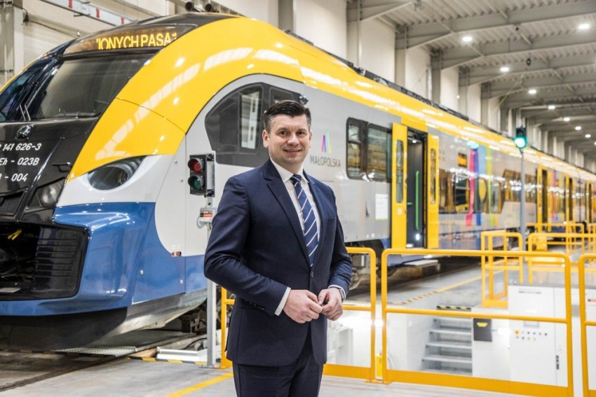 Marszałek Województwa Małopolskiego stoi przy nowym pociągu