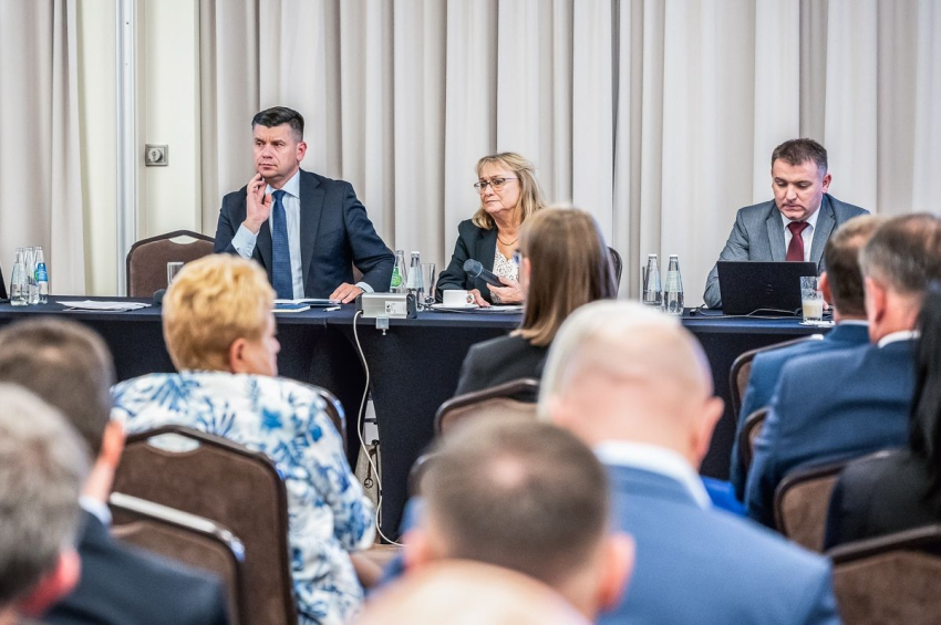 Marszałek Województwa Małopolskiego na forum w sali sesyjnej