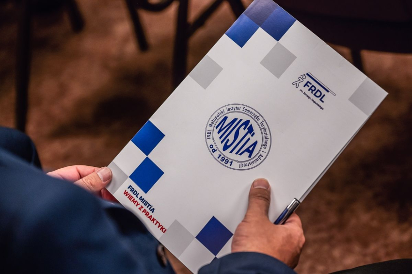 Dłonie męskie trzymające teczkę A4