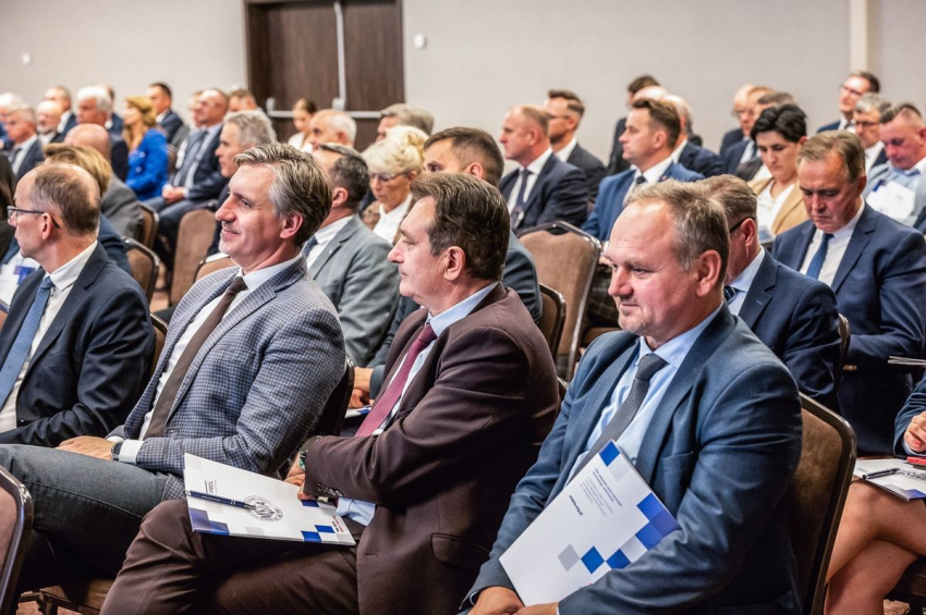 Uczestnicy zjazdu w sali sesyjnej.