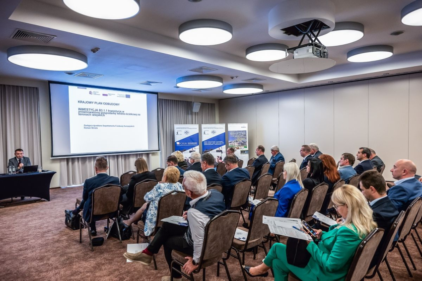 Uczestnicy zjazdu słuchają przemówienia.