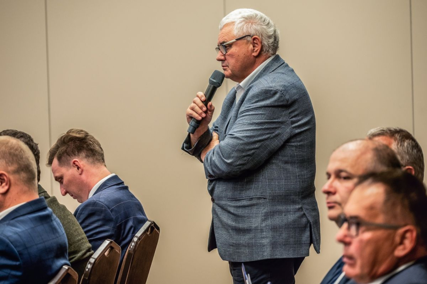 Mężczyzna przemawia do mikrofonu