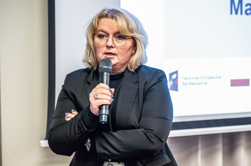 Kobieta przemawia do mikrofonu