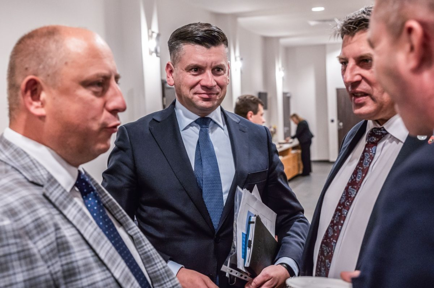 Rozmawiający mężczyźni