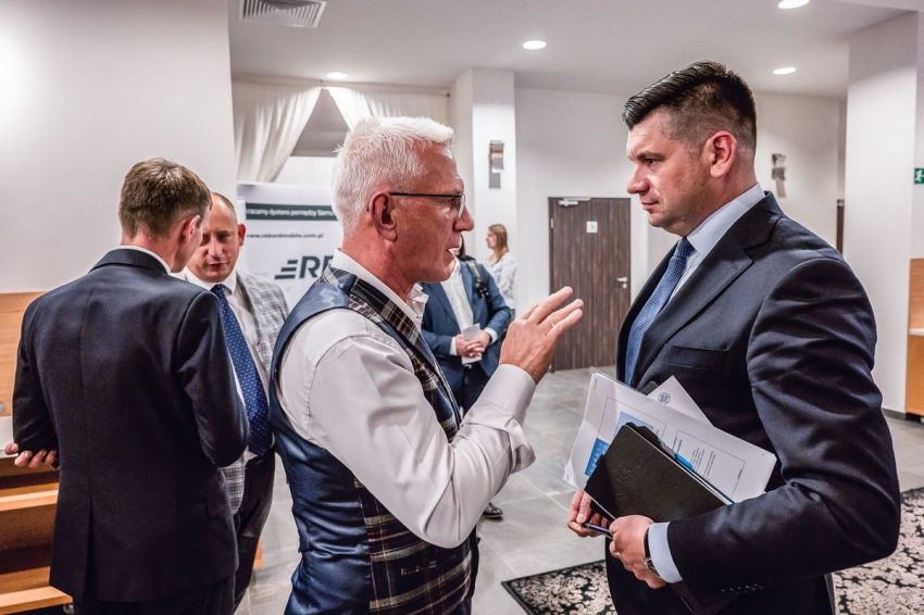 Marszałek Małopolski rozmawia z mężczyzną