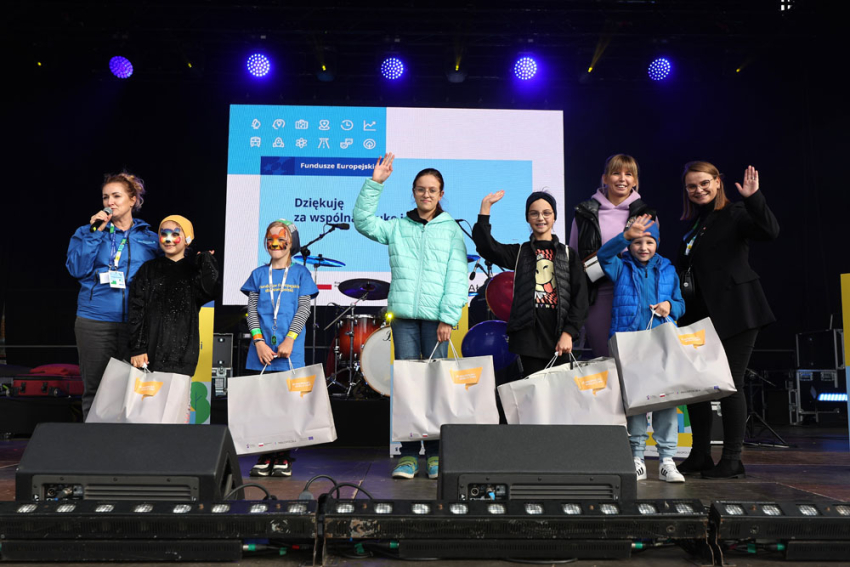 Uczestnicy konkursu odbierający nagrody na scenie.