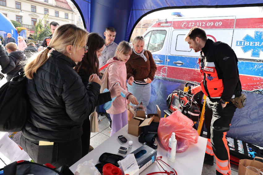 Punkt medyczny. Ratownik rozmawia z uczestnikami wydarzenia.