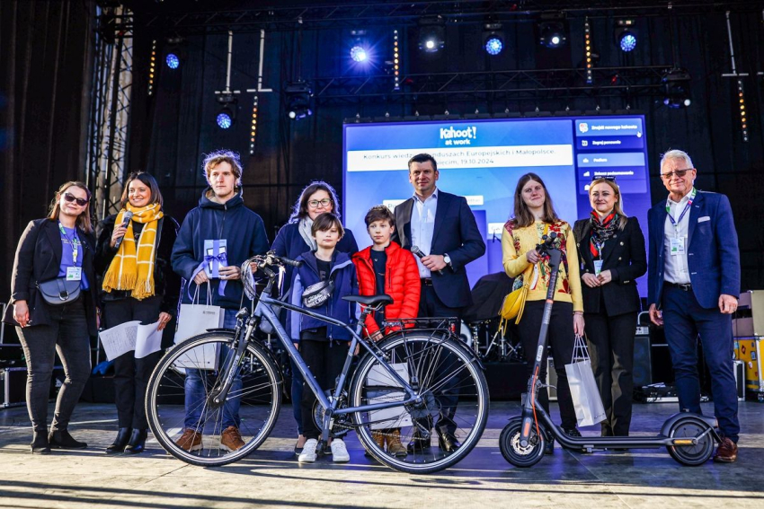 Marszałek Małopolski wraz z uczestnikami konkursu na scenie.