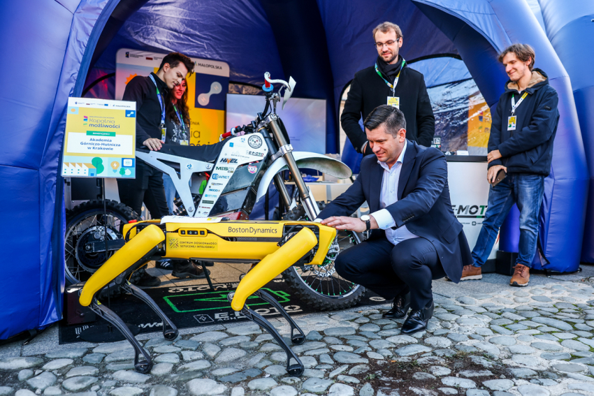 Marszałek Małopolski ogląda nowoczesny robot.