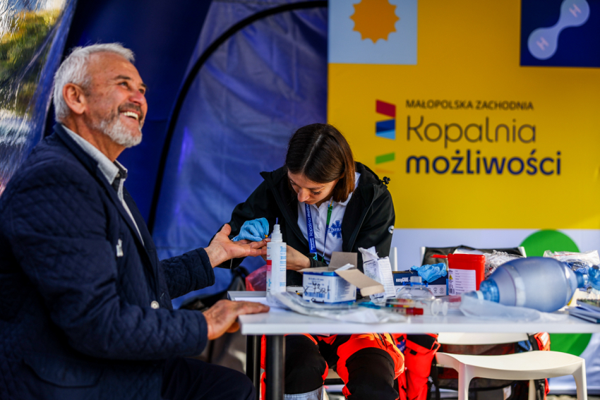 Pielęgniarka pobiera krew w trakcie pikniku.