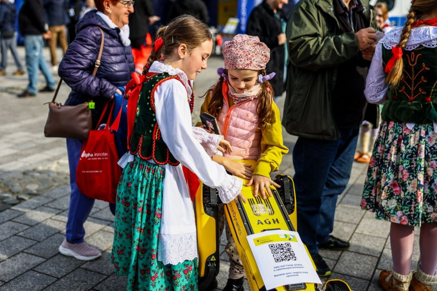 Dwie dziewczynki podczas Pikniku w Oświęcimiu.