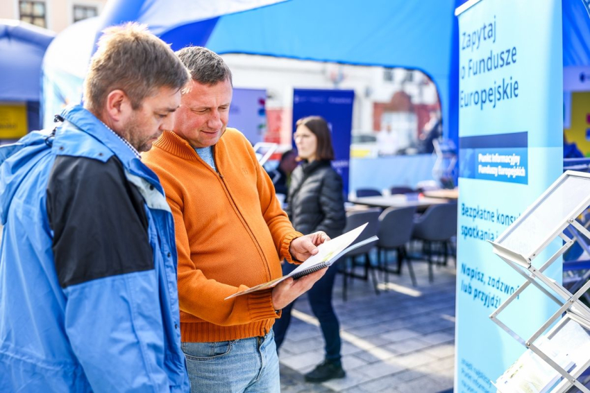Dwóch mężczyzn rozmawia podczas wydarzenia.