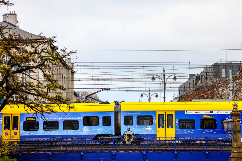 Pociąg przejeżdżający przez wiadukt.