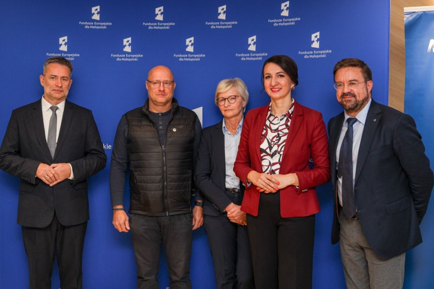 Zdjęcie grupowe uczestników konferencji.