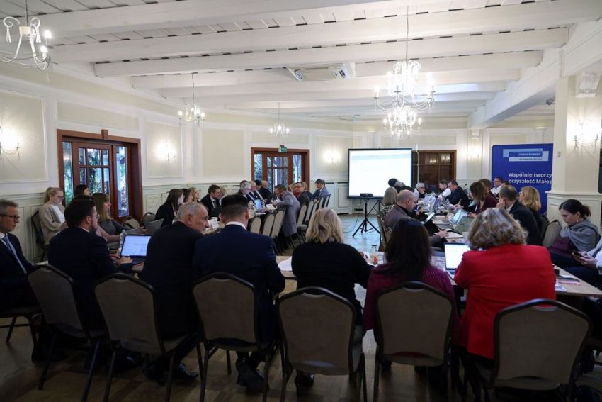 Uczestnicy obrad na sali konferencyjnej.