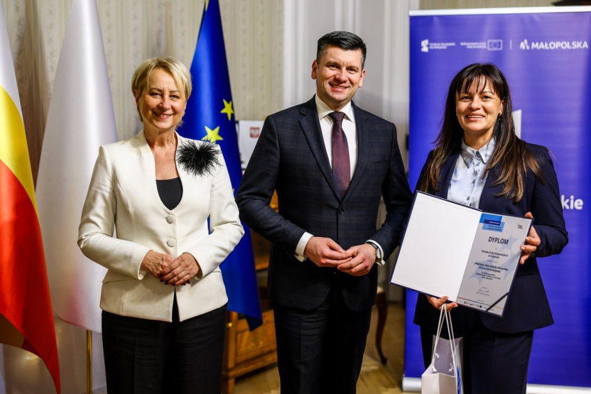 Pani Iwona Gibas, Marszałek Małopolski i beneficjentka trzymająca dyplom.
