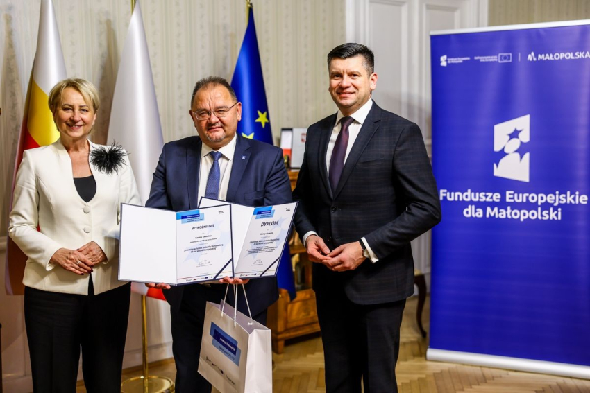 Pani Iwona Gibas, Marszałek Małopolski i beneficjent trzymający dyplo.m.