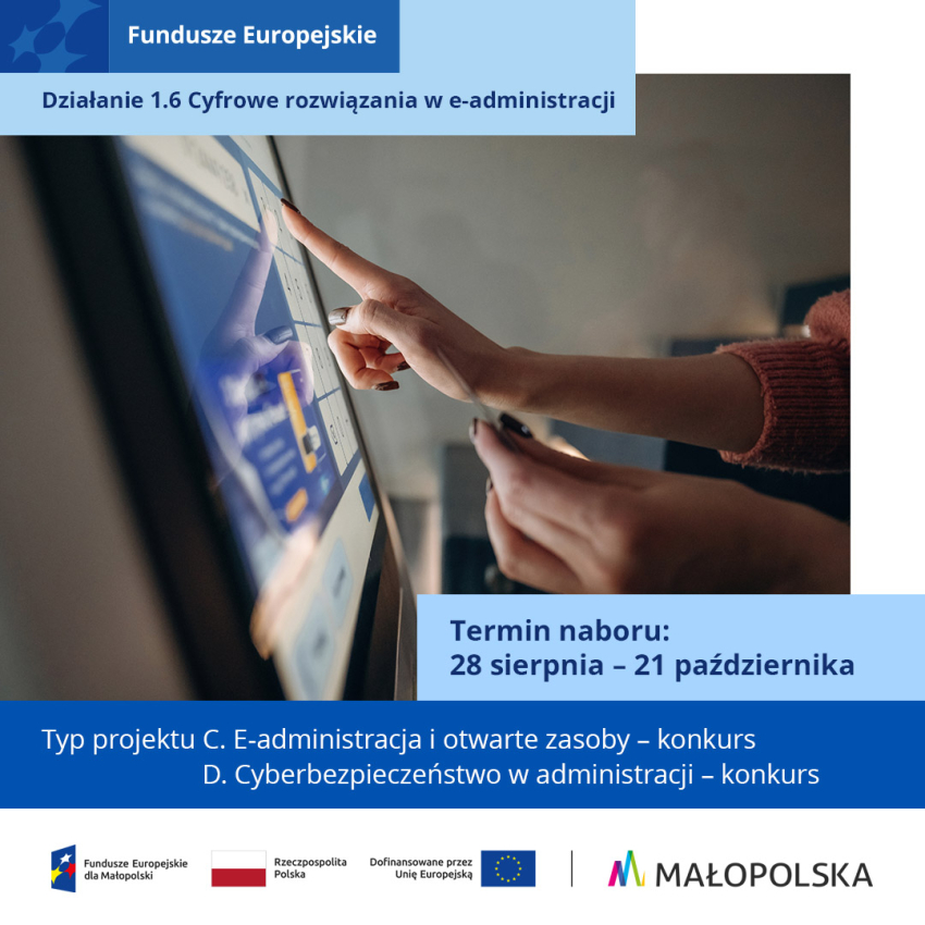 Dłonie kobiety , która korzysta z laptopa.