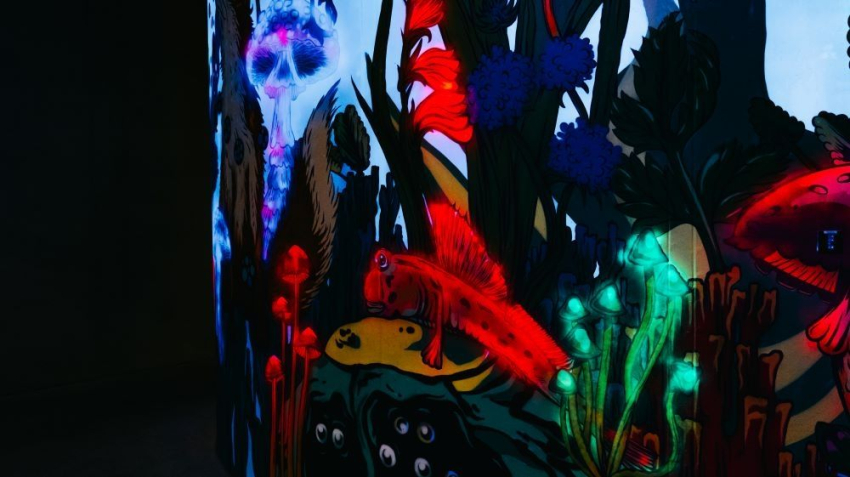 Fragment muralu z rybą.