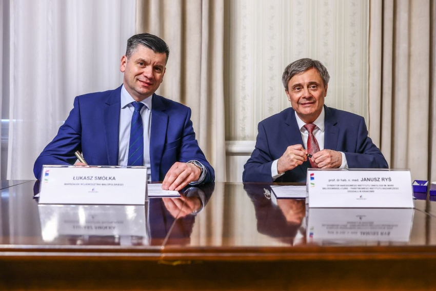 Marszałek Łukasz Smółka i prof. dr hab. n.med. Janusz Ryś przy stole konferencyjnym.