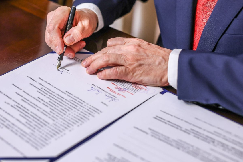 Prof. dr hab. n. med. Janusz Ryś podpisuje umowę. Ujęcie dłoni.