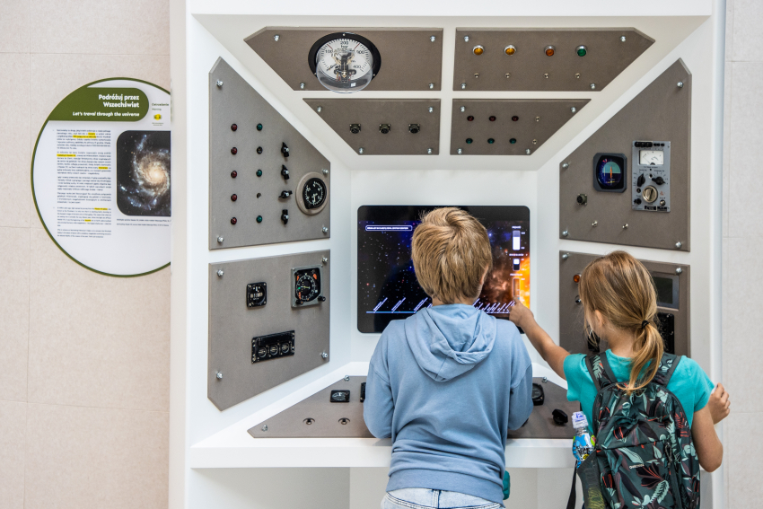 Dzieci przy tablicy interakcyjnej.