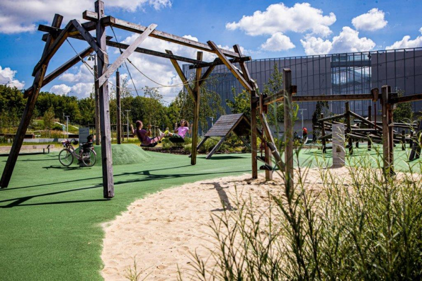 Plac zabaw na tereniu Cogiteonu.