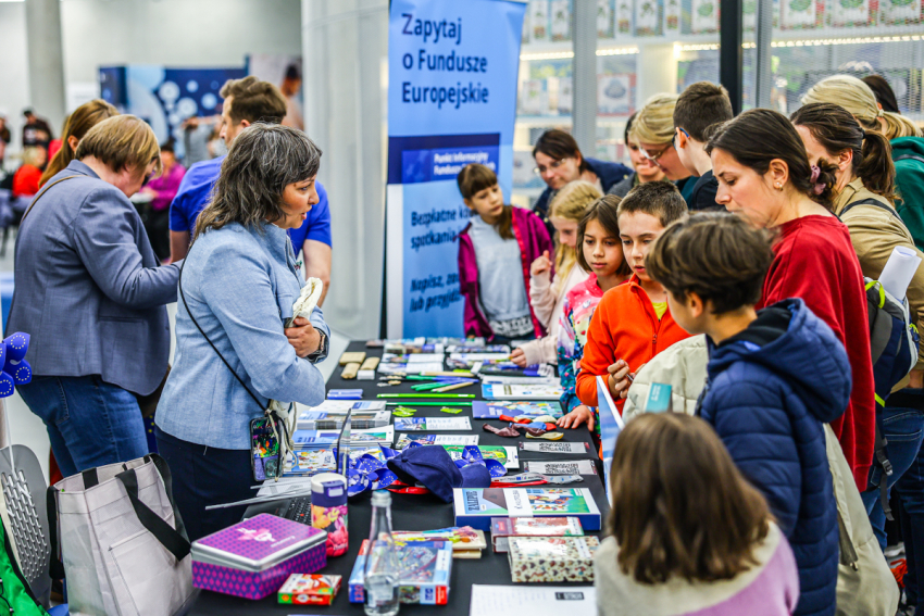 Konsultantka z Punktu Informacyjnego Funduszy Europejskich przeprowadza quiz o Europie z dziećmi.
