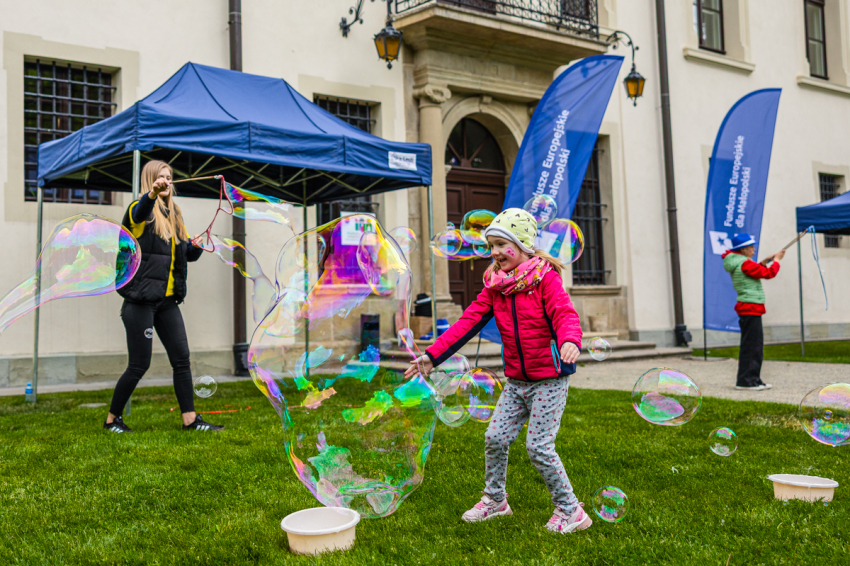 Dzieci puszczające bańki mydlane na zewnątrz.