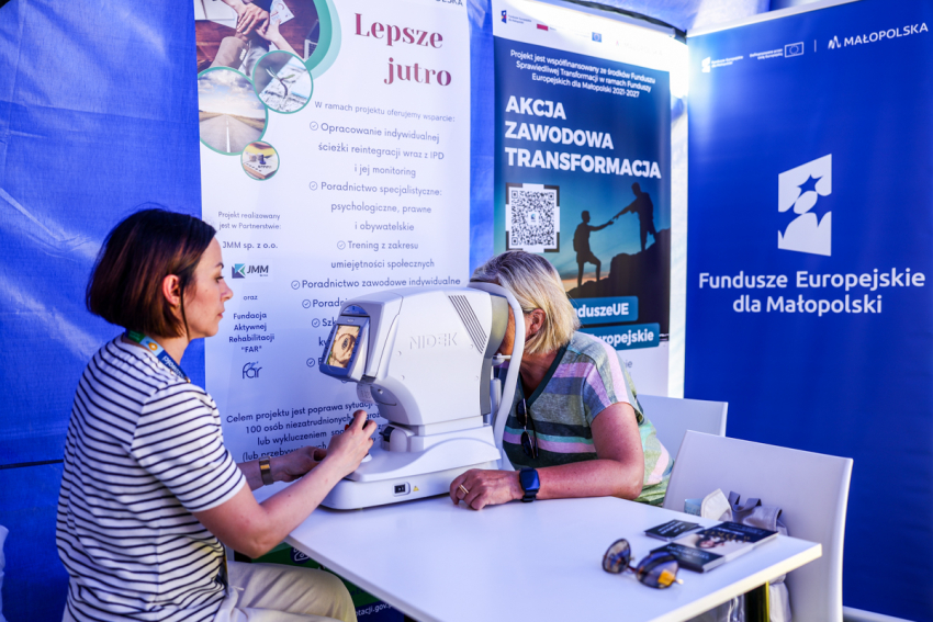 Stoisko z aparatura do badania wzroku.