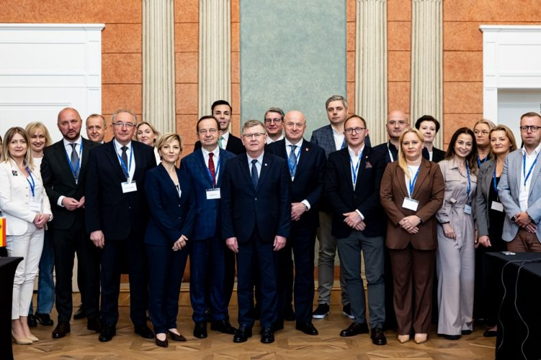 Zdjęcie grupowe uczestników wydarzenia.