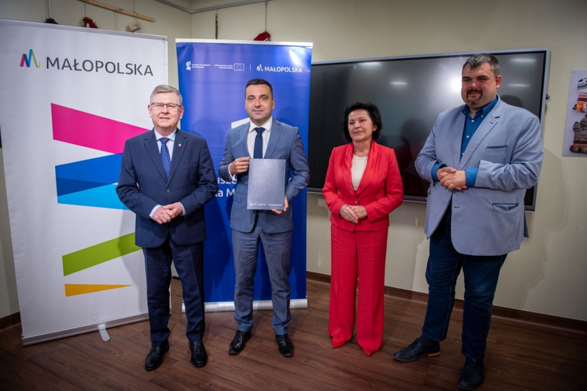 Zdjęcie beneficjenta z promesą.