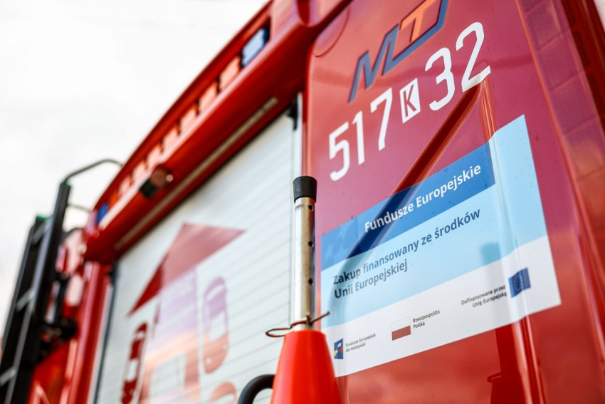 Naklejka Fundusze Europejskie na samochodzie strażackim.