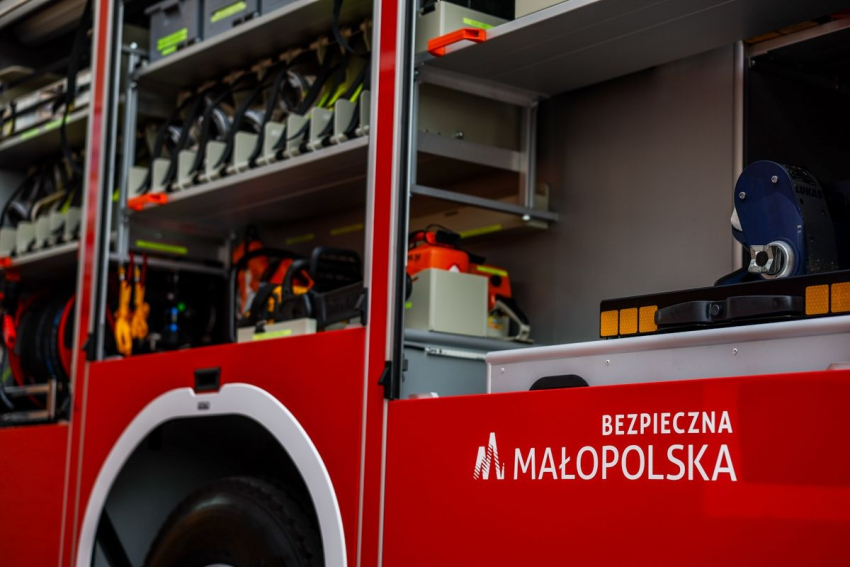 Wnętrze wozu strażackiego ze sprzętem.