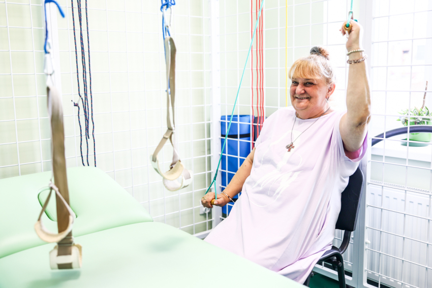 Seniorka ćwiczy z taśmami.